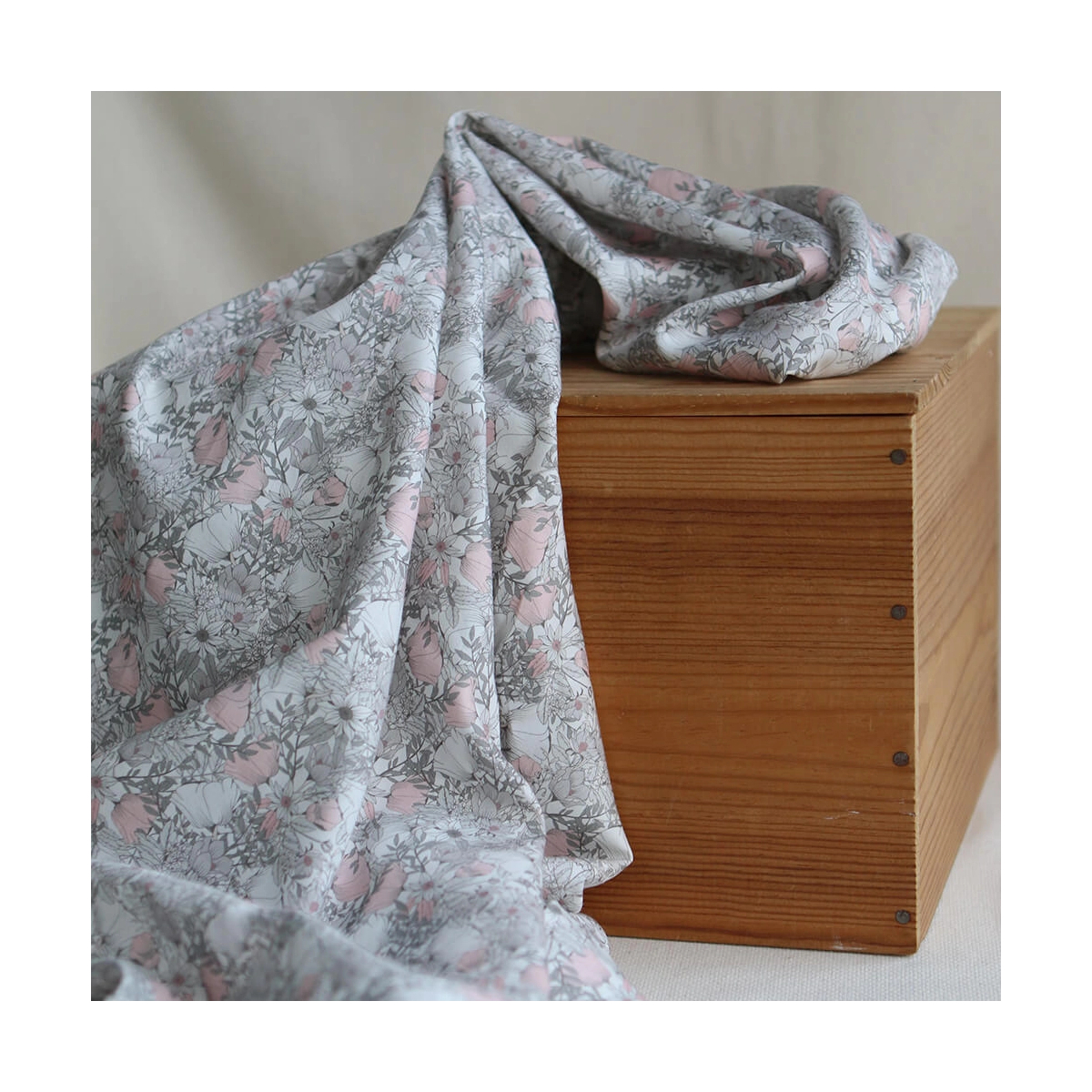 Tissu exclusif Coton lawn motif Lina gris