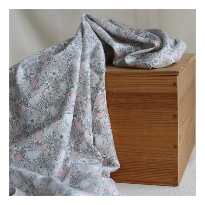 Tissu exclusif Coton lawn motif Lina gris