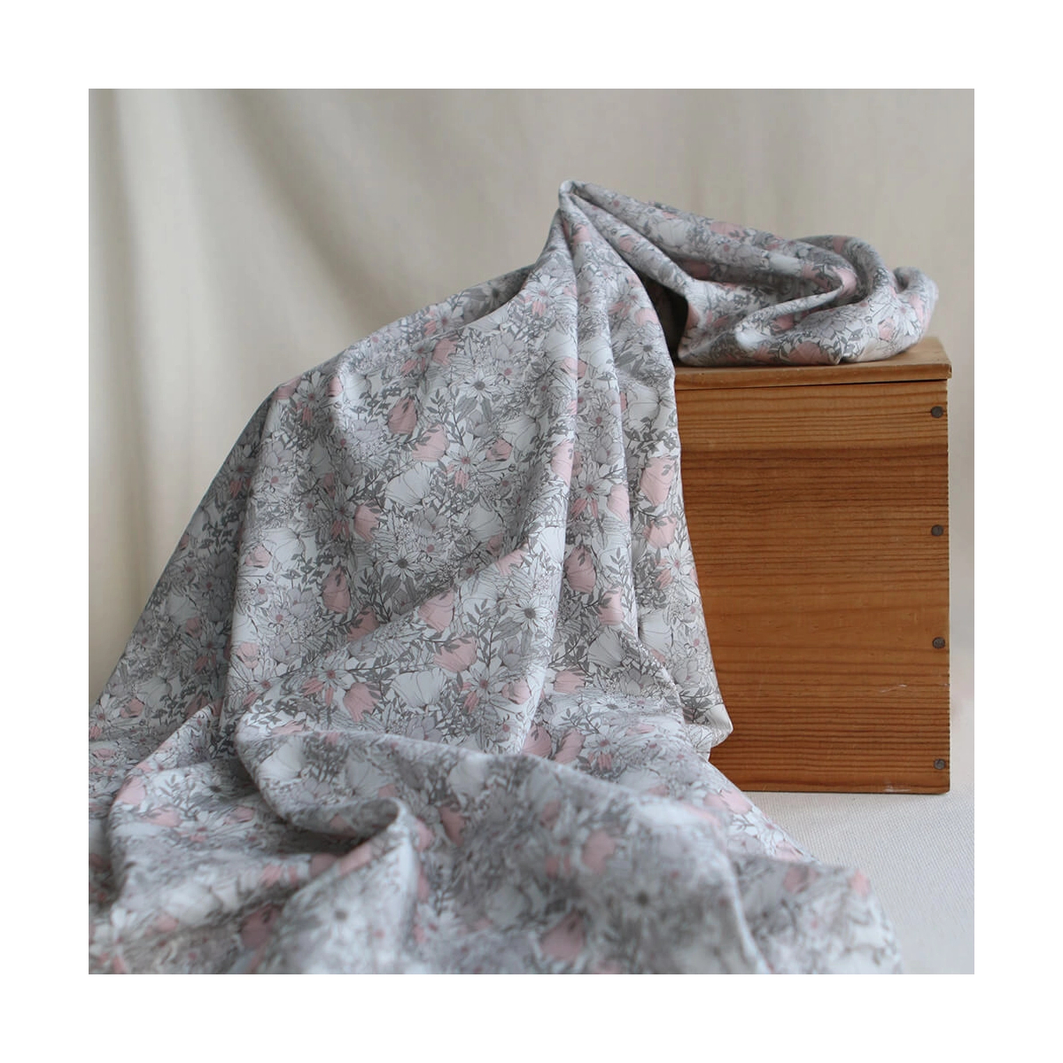 Tissu exclusif Coton lawn motif Lina gris