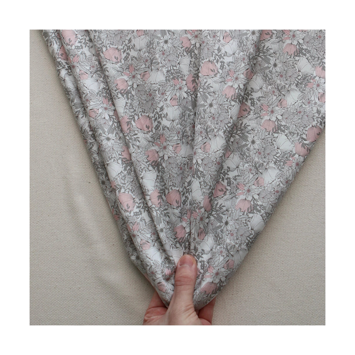 Tissu exclusif Coton lawn motif Lina gris