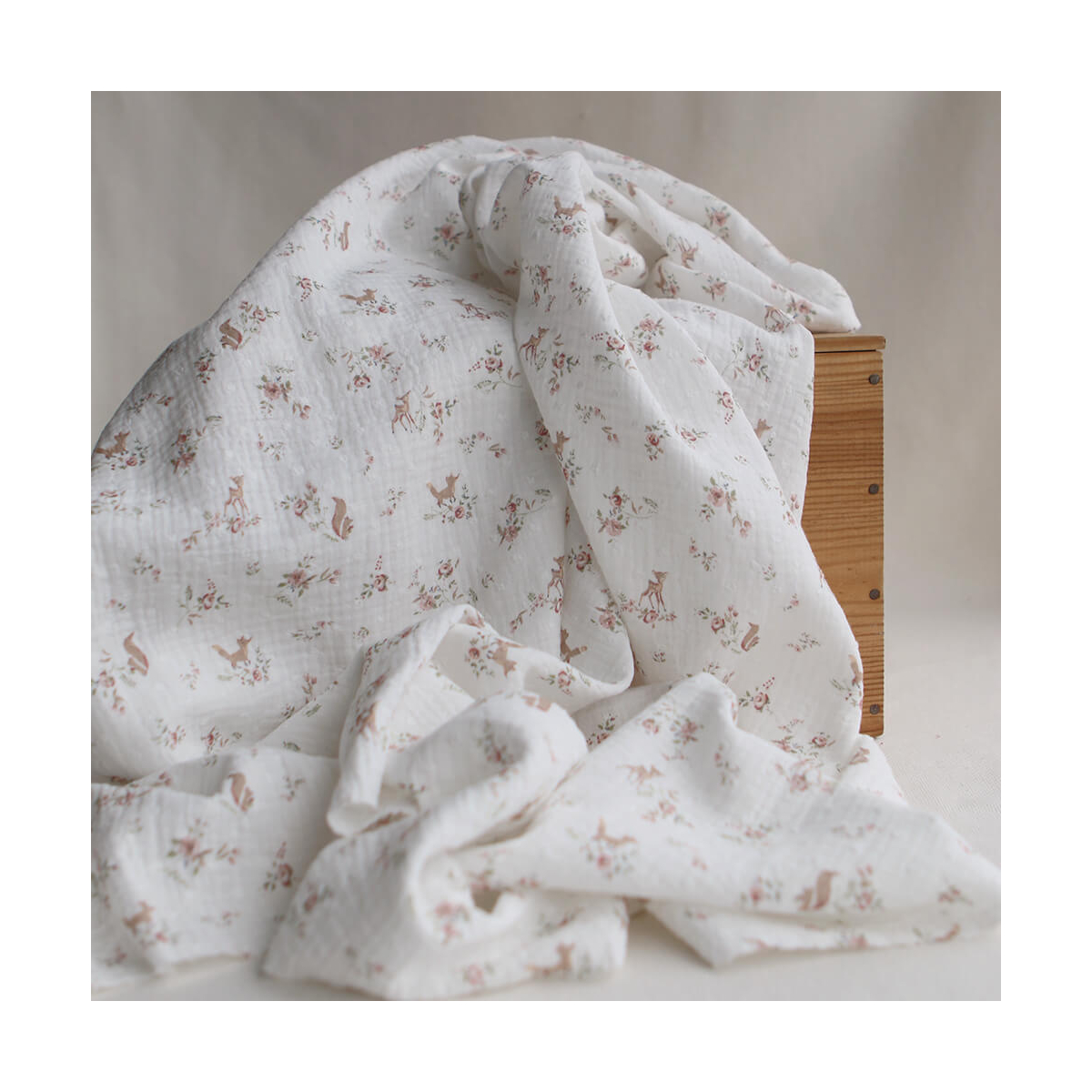 Noisette - Double gaze de coton plumetis imprimé renards et écureuils