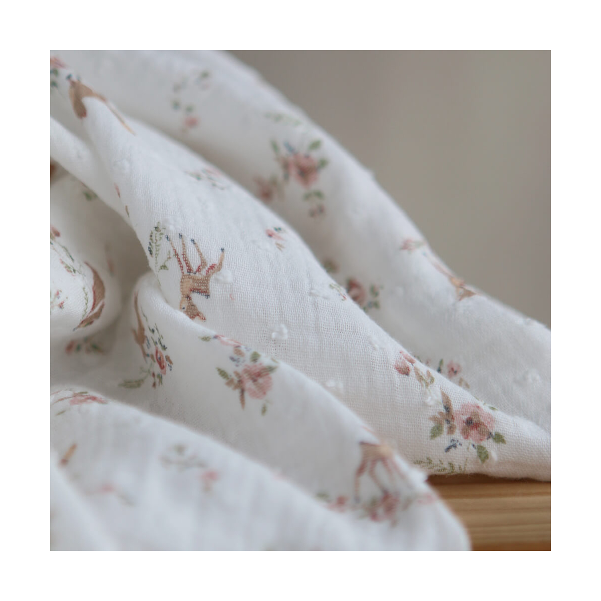 Noisette - Double gaze de coton plumetis imprimé renards et écureuils