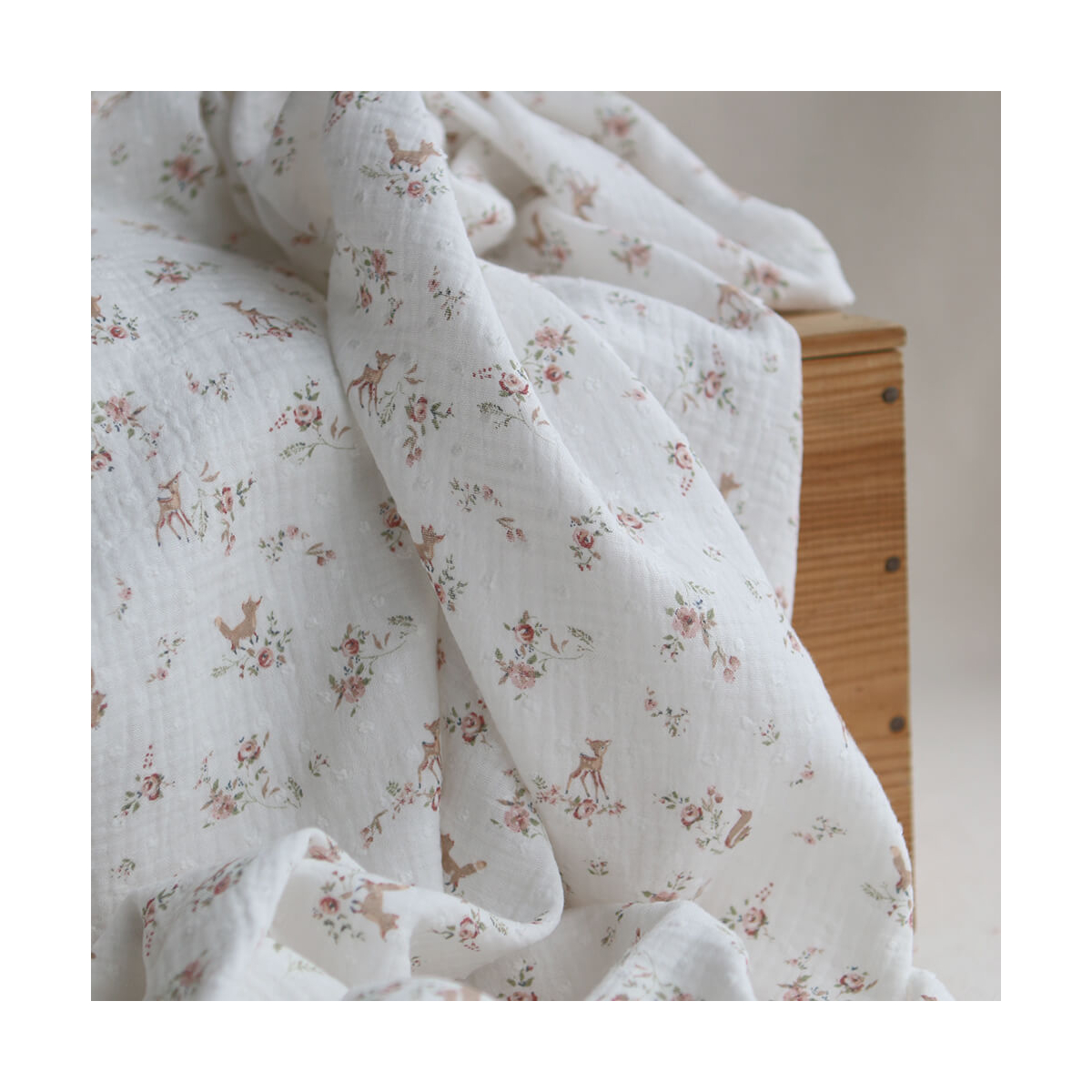 Noisette - Double gaze de coton plumetis imprimé renards et écureuils