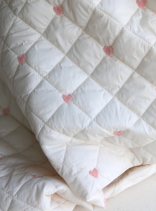 Cora - Matelassé doux et souple coeurs brodés rose