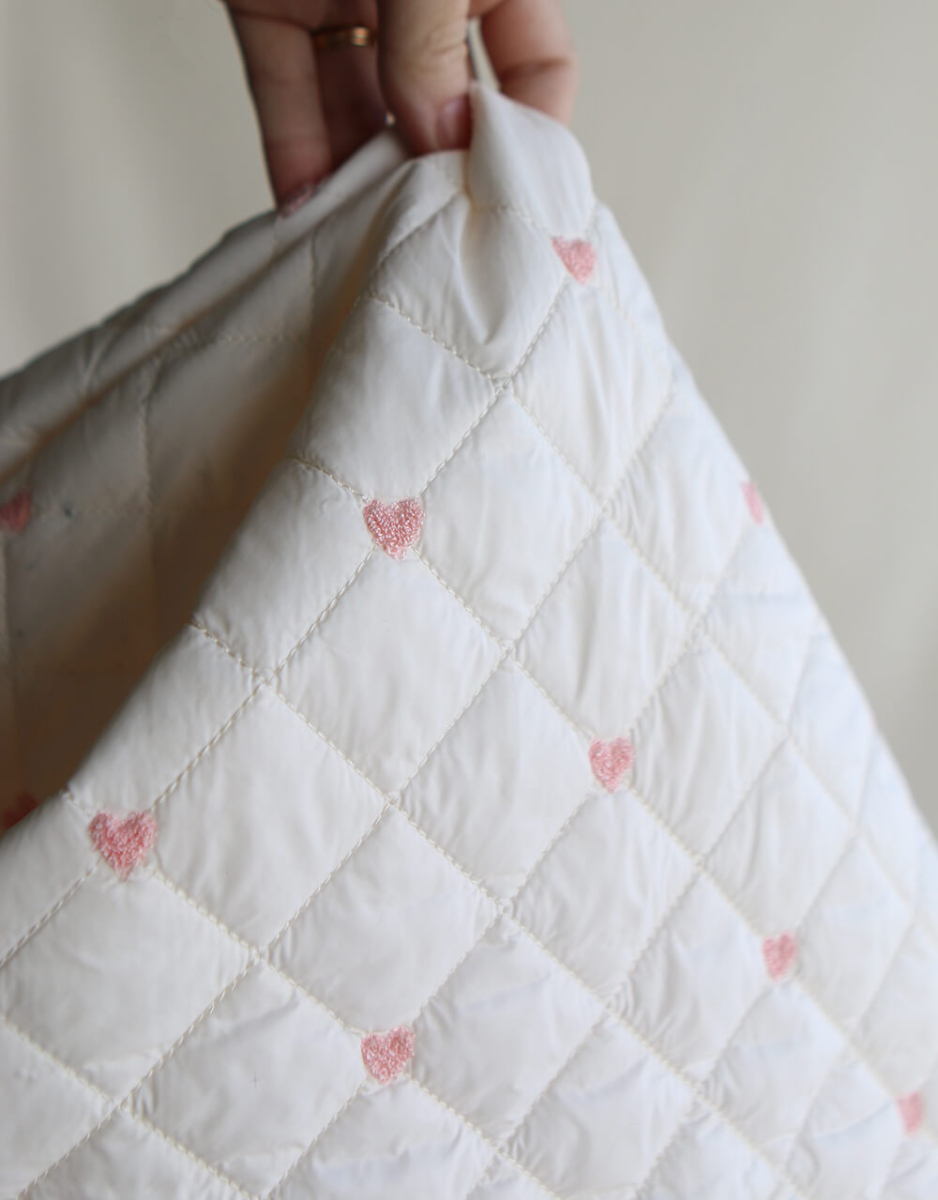 Cora - Matelassé doux et souple coeurs brodés rose