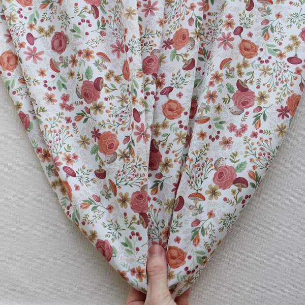 Tissu twill sergé coton organique imprimé fleuri hérissons bordeaux 2