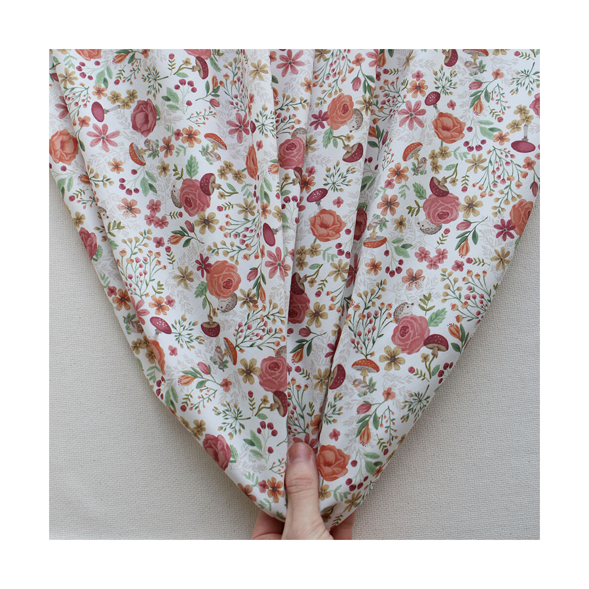 Tissu twill sergé coton organique imprimé fleuri hérissons bordeaux