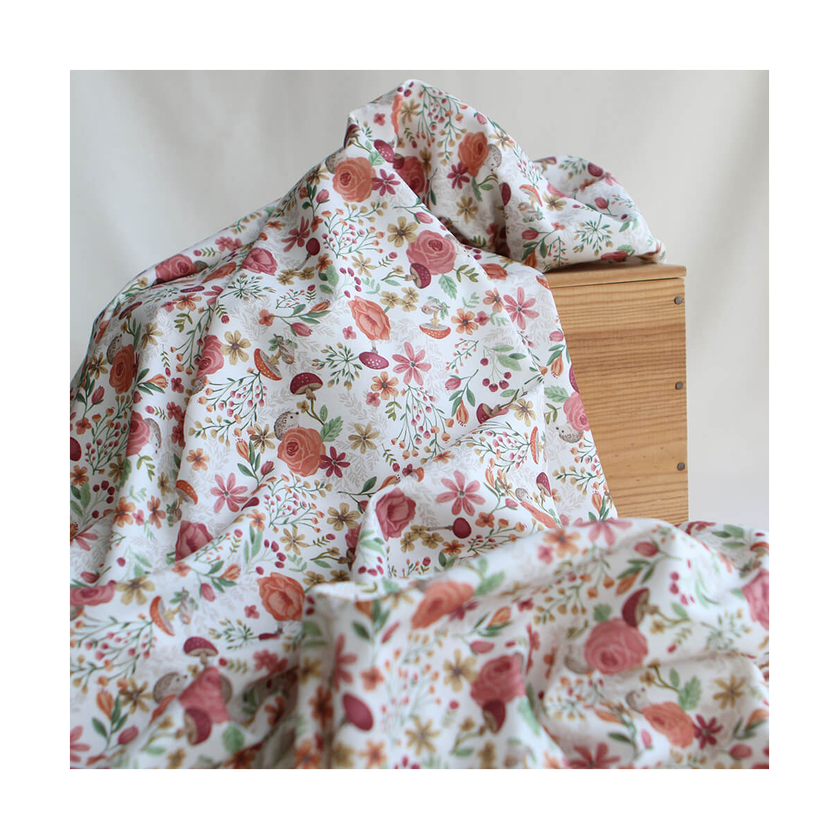 Tissu twill sergé coton organique imprimé fleuri hérissons bordeaux