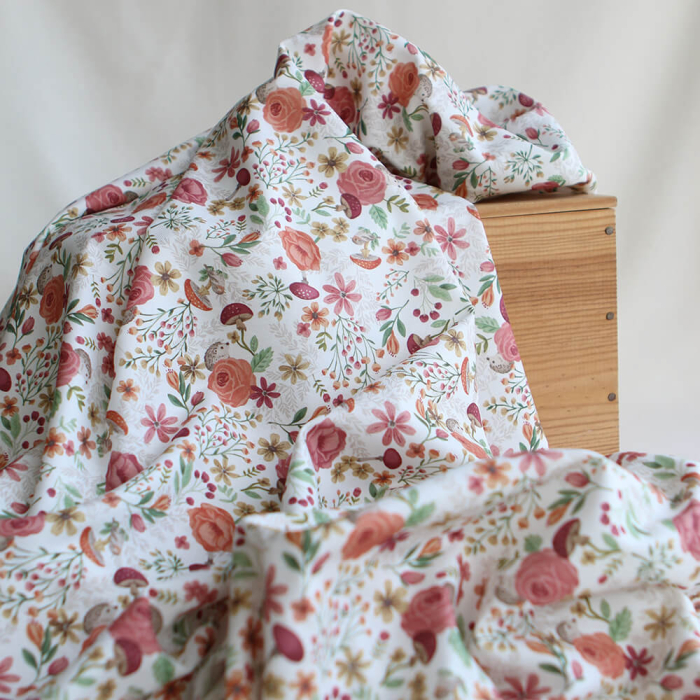 Tissu twill sergé coton organique imprimé fleuri hérissons bordeaux