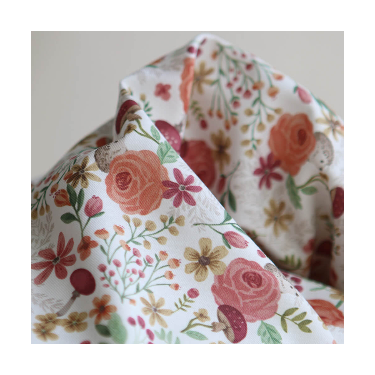 Tissu twill sergé coton organique imprimé fleuri hérissons bordeaux