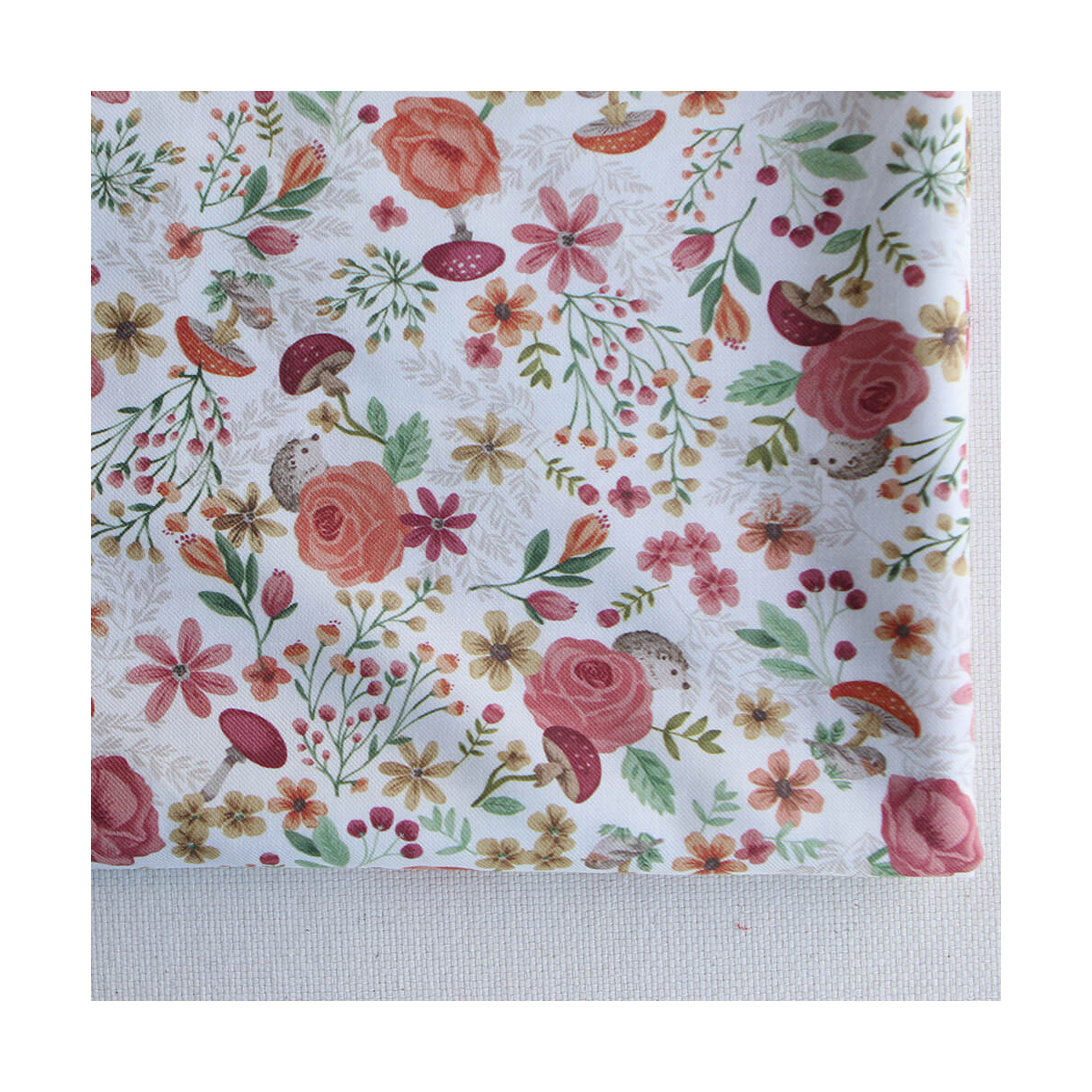 Tissu twill sergé coton organique imprimé fleuri hérissons bordeaux