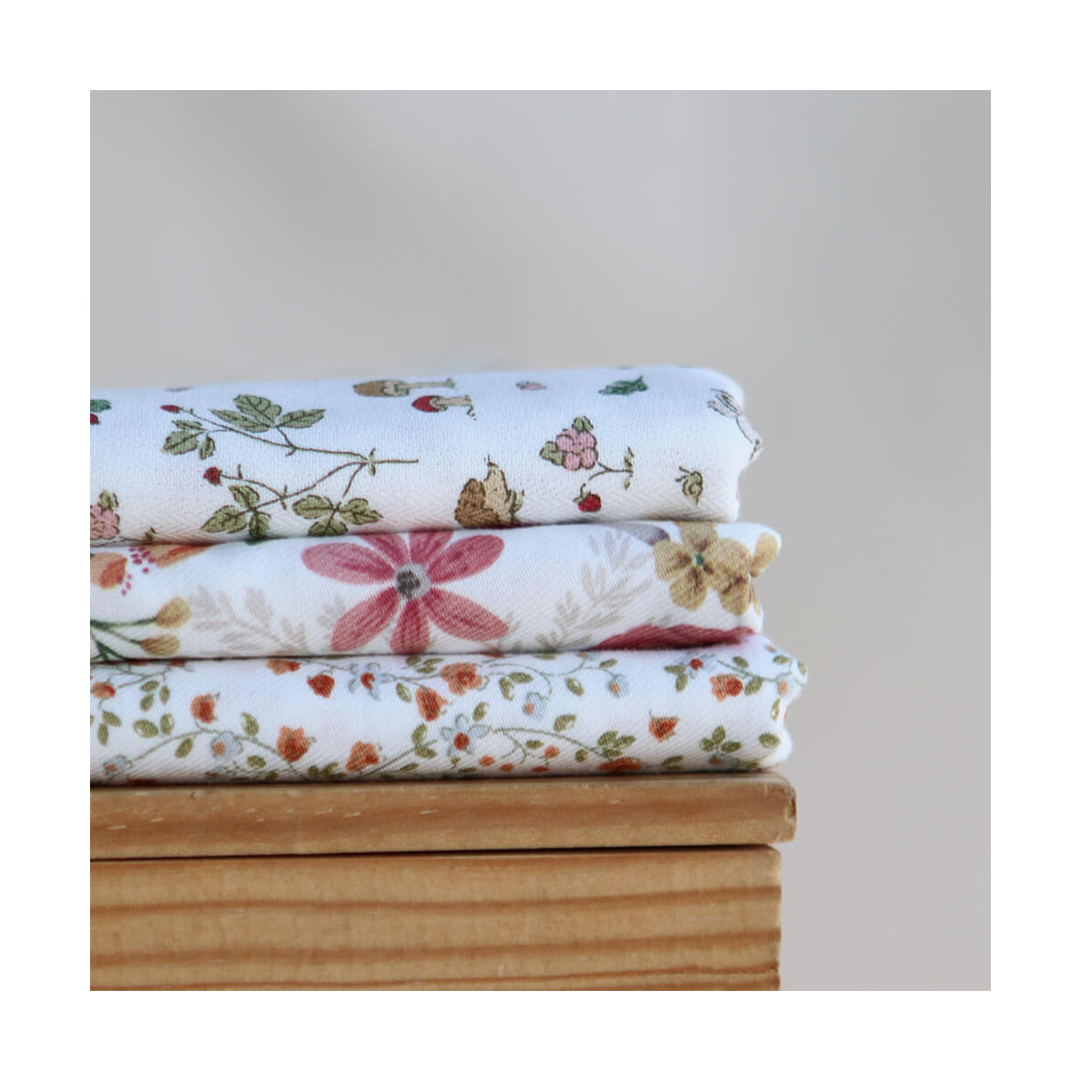 Tissu twill sergé coton organique imprimé fleuri hérissons bordeaux