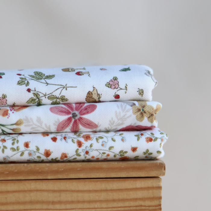 Tissu twill sergé coton organique imprimé fleuri hérissons bordeaux