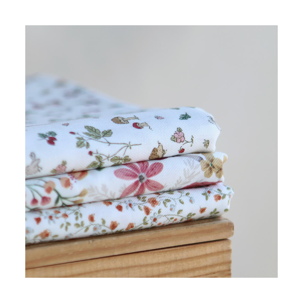 Tissu twill sergé coton organique imprimé fleuri hérissons bordeaux