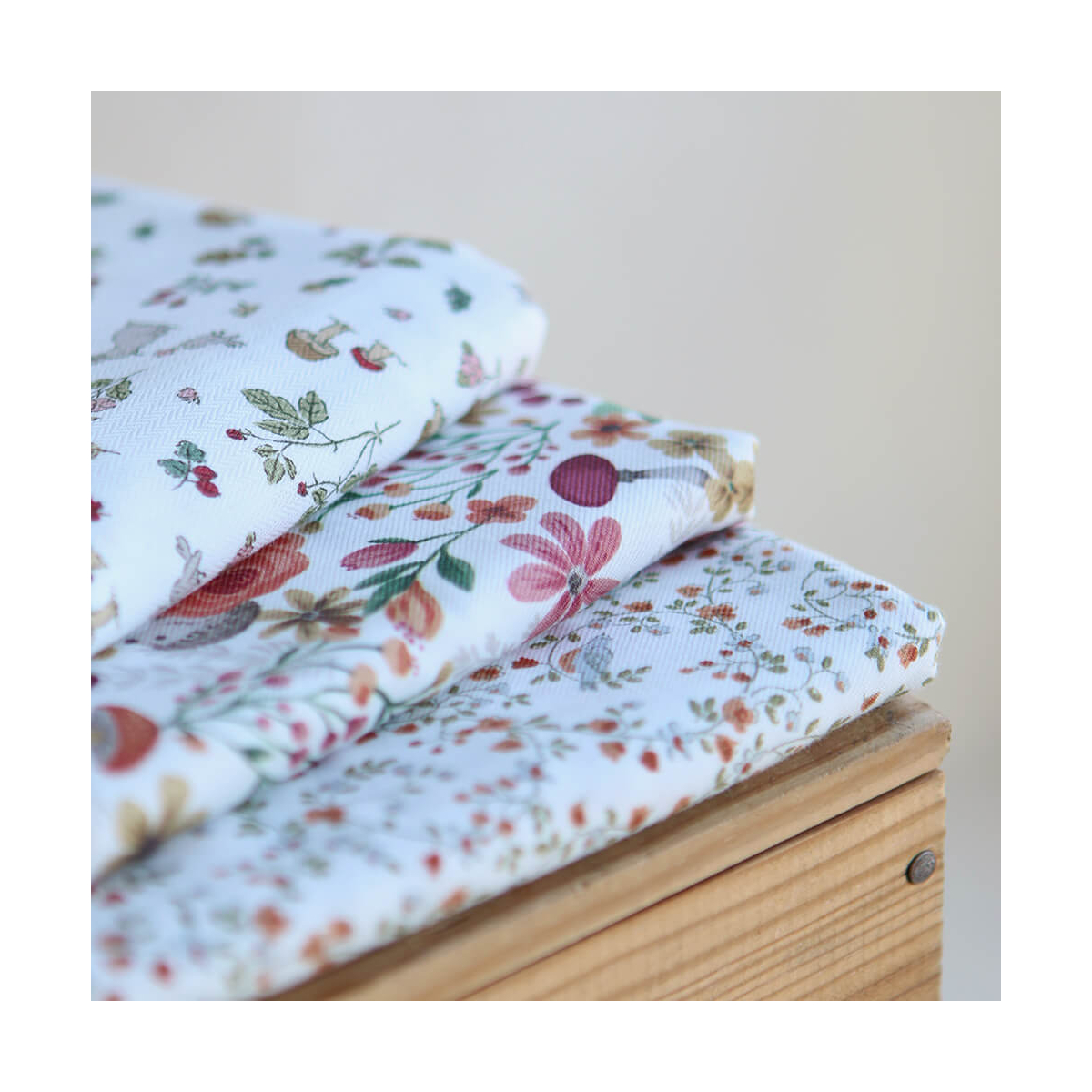 Tissu twill sergé coton organique imprimé fleuri hérissons bordeaux