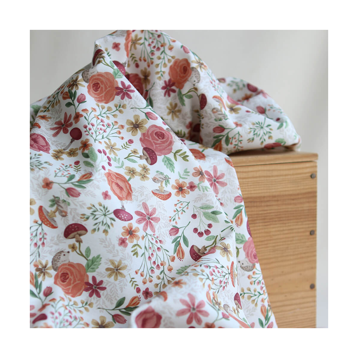 Tissu twill sergé coton organique imprimé fleuri hérissons bordeaux