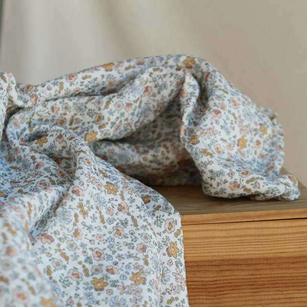 Albane - Double gaze de coton motif fleuri bleu ocre