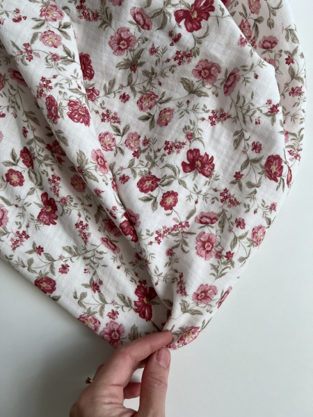 Romy - Double gaze de coton BIO blanc motif pourpre et vert Tissus issus de l'agriculture biologique  - 1 2