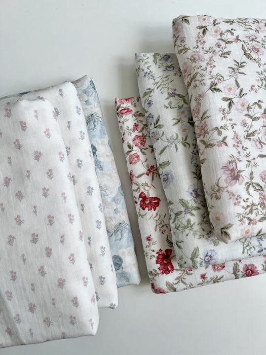 Romy - Double gaze de coton BIO blanc motif rose poudré et vert Tissus issus de l'agriculture biologique  - 15