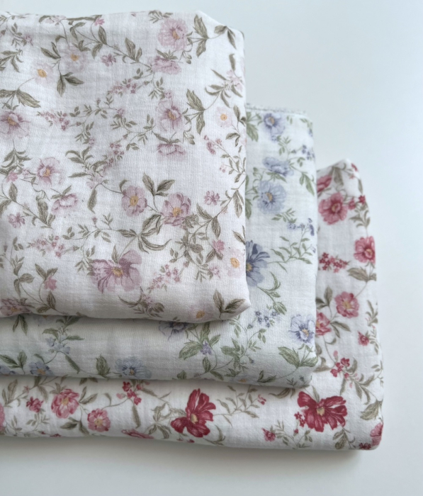 Romy - Double gaze de coton BIO blanc motif rose poudré et vert Tissus issus de l'agriculture biologique  - 13