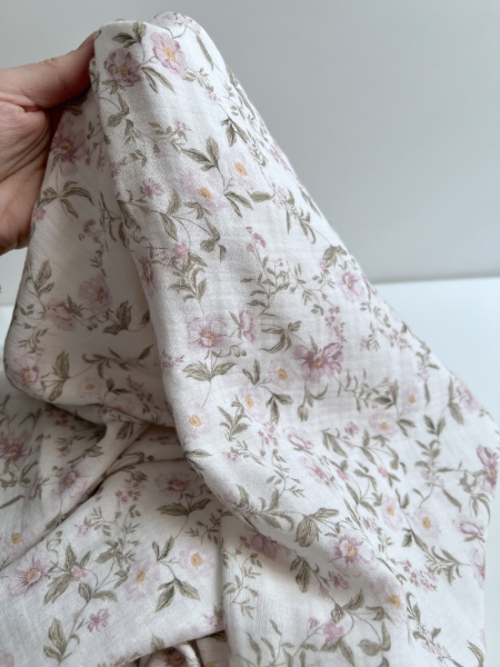 Romy - Double gaze de coton BIO blanc motif rose poudré et vert Tissus issus de l'agriculture biologique  - 1 2