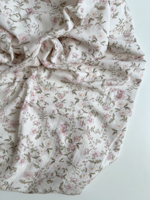 Romy - Double gaze de coton BIO blanc motif rose poudré et vert Tissus issus de l'agriculture biologique  - 3