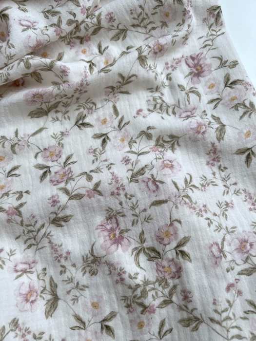 Romy - Double gaze de coton BIO blanc motif rose poudré et vert Tissus issus de l'agriculture biologique  - 5