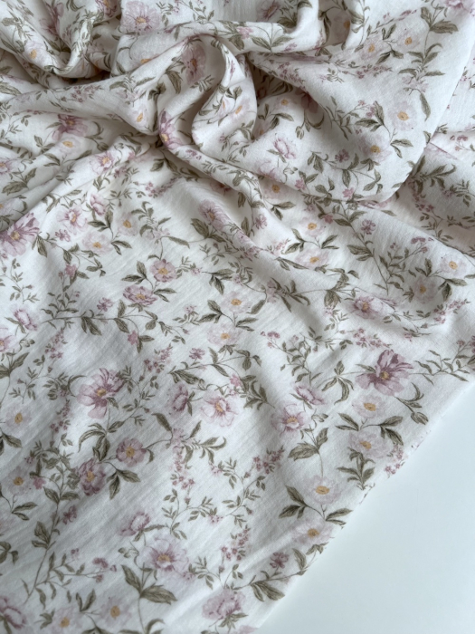 Romy - Double gaze de coton BIO blanc motif rose poudré et vert Tissus issus de l'agriculture biologique  - 6