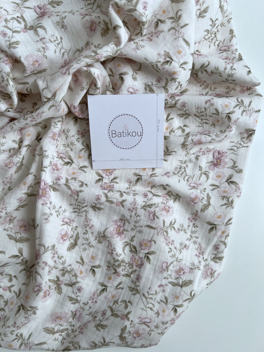 Romy - Double gaze de coton BIO blanc motif rose poudré et vert Tissus issus de l'agriculture biologique  - 7