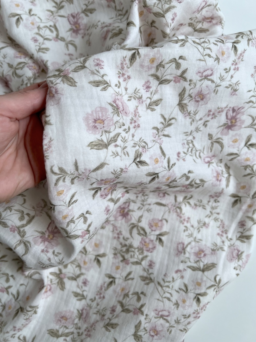 Romy - Double gaze de coton BIO blanc motif rose poudré et vert Tissus issus de l'agriculture biologique  - 8