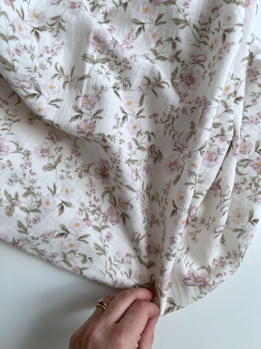 Romy - Double gaze de coton BIO blanc motif rose poudré et vert Tissus issus de l'agriculture biologique  - 9