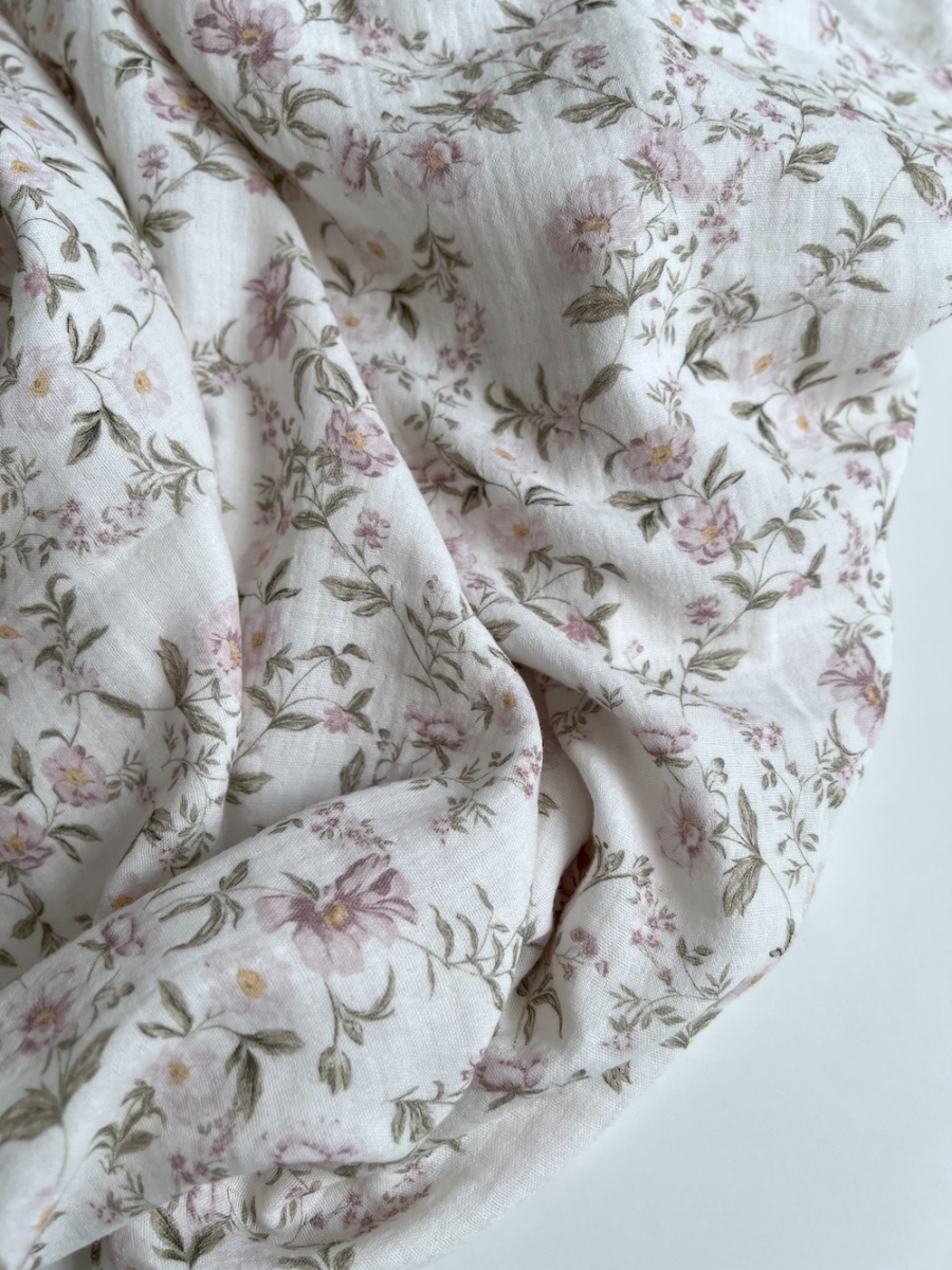 Romy - Double gaze de coton BIO blanc motif rose poudré et vert Tissus issus de l'agriculture biologique  - 10