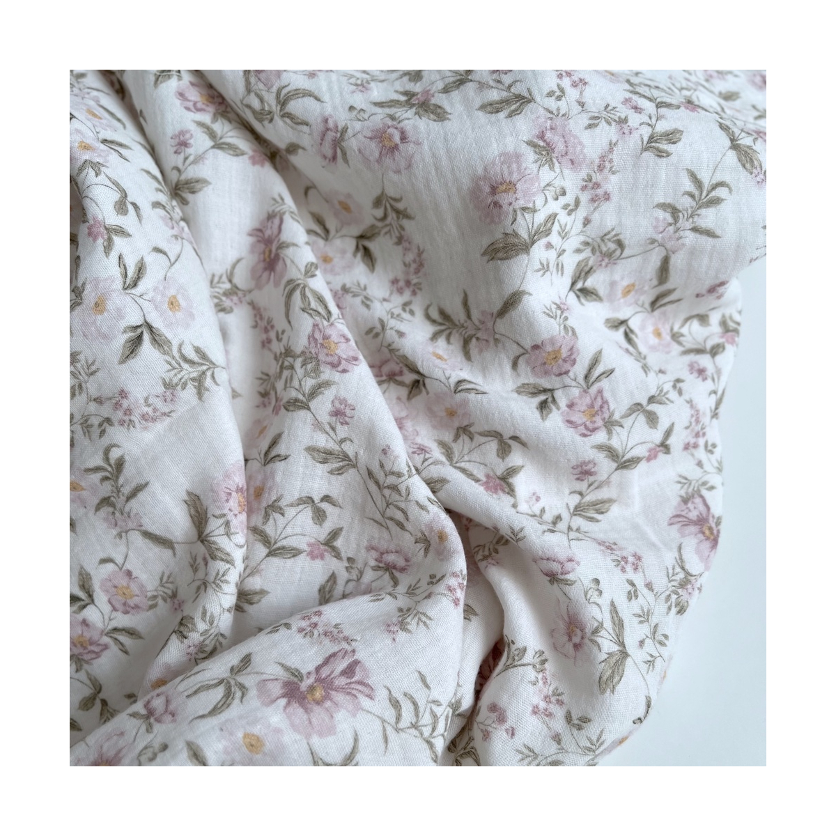 Romy - Double gaze de coton BIO blanc motif rose poudré et vert Tissus issus de l'agriculture biologique  - 1