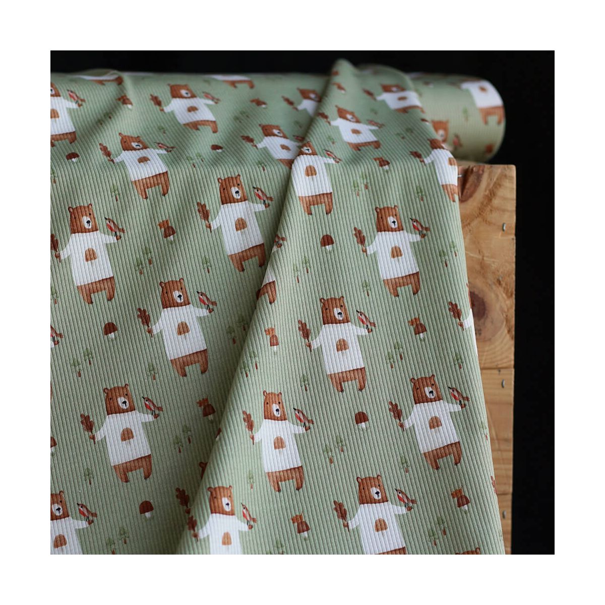 Jersey coton côtes fines à motifs petits ours de la forêt fond vert sauge