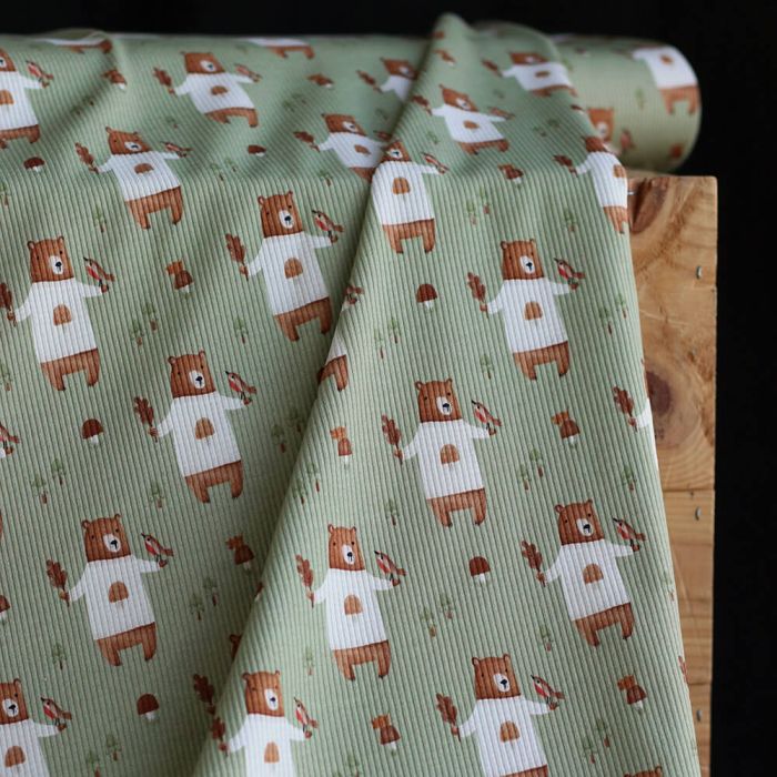 Jersey coton côtes fines à motifs petits ours de la forêt fond vert sauge