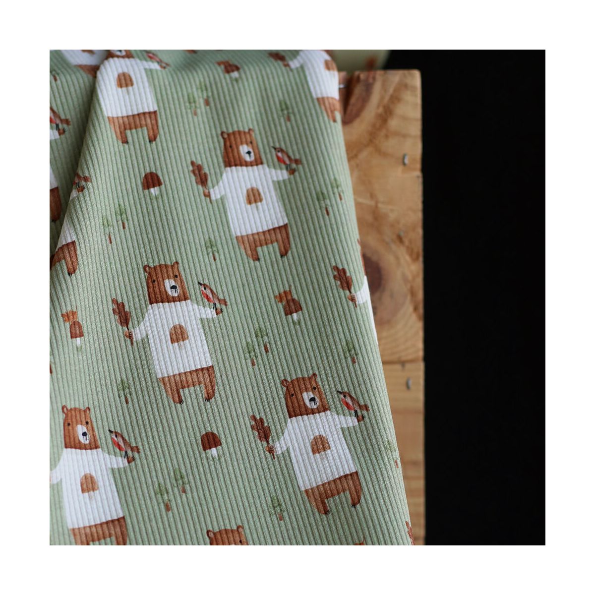 Jersey coton côtes fines à motifs petits ours de la forêt fond vert sauge