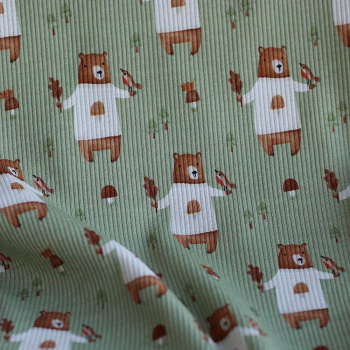Jersey coton côtes fines à motifs petits ours de la forêt fond vert sauge