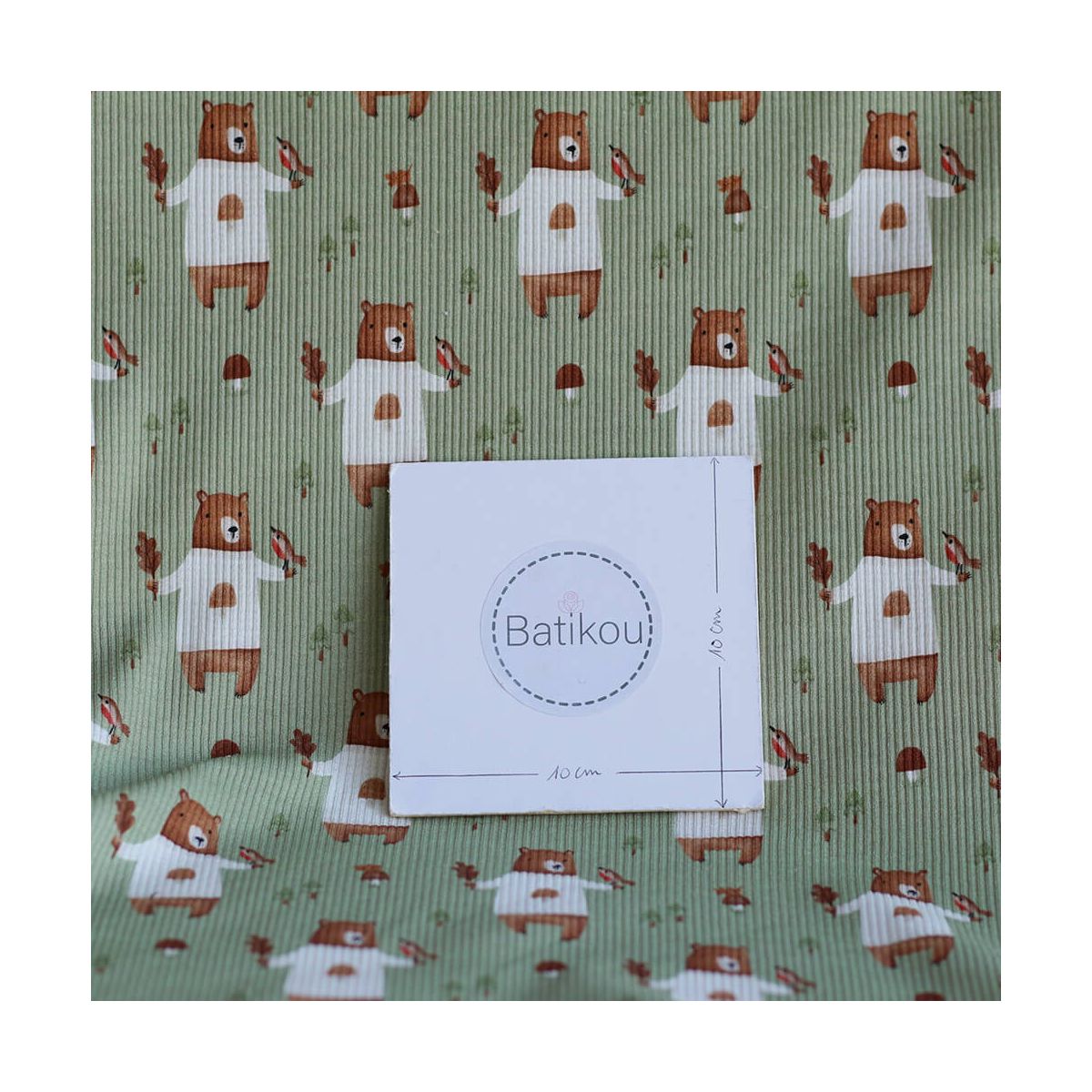 Jersey coton côtes fines à motifs petits ours de la forêt fond vert sauge