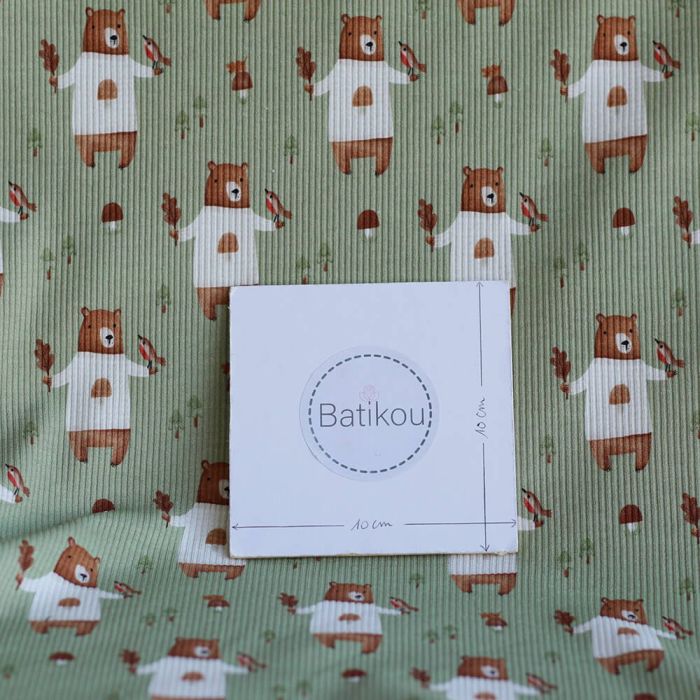 Jersey coton côtes fines à motifs petits ours de la forêt fond vert sauge