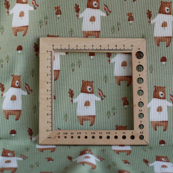 Jersey coton côtes fines à motifs petits ours de la forêt fond vert sauge 2