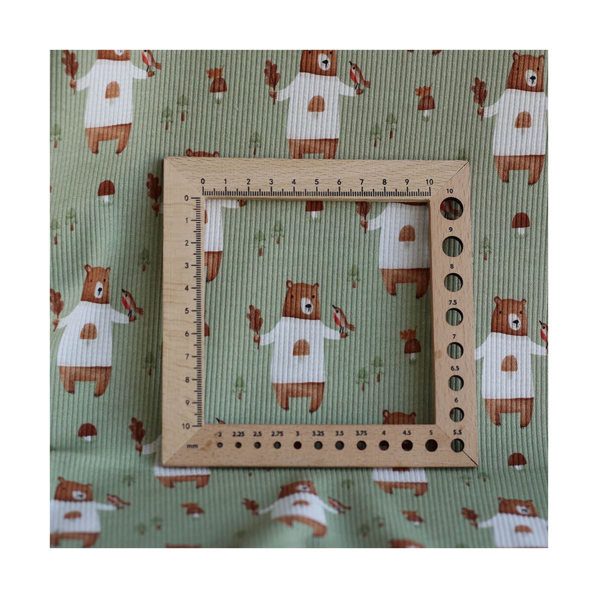 Jersey coton côtes fines à motifs petits ours de la forêt fond vert sauge