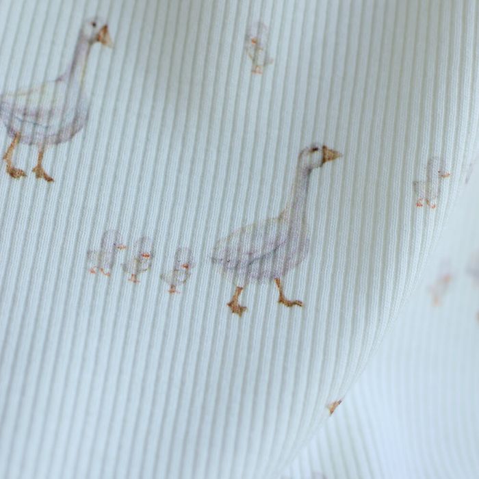 Jersey coton côtes fines à motifs petites oies fond lait