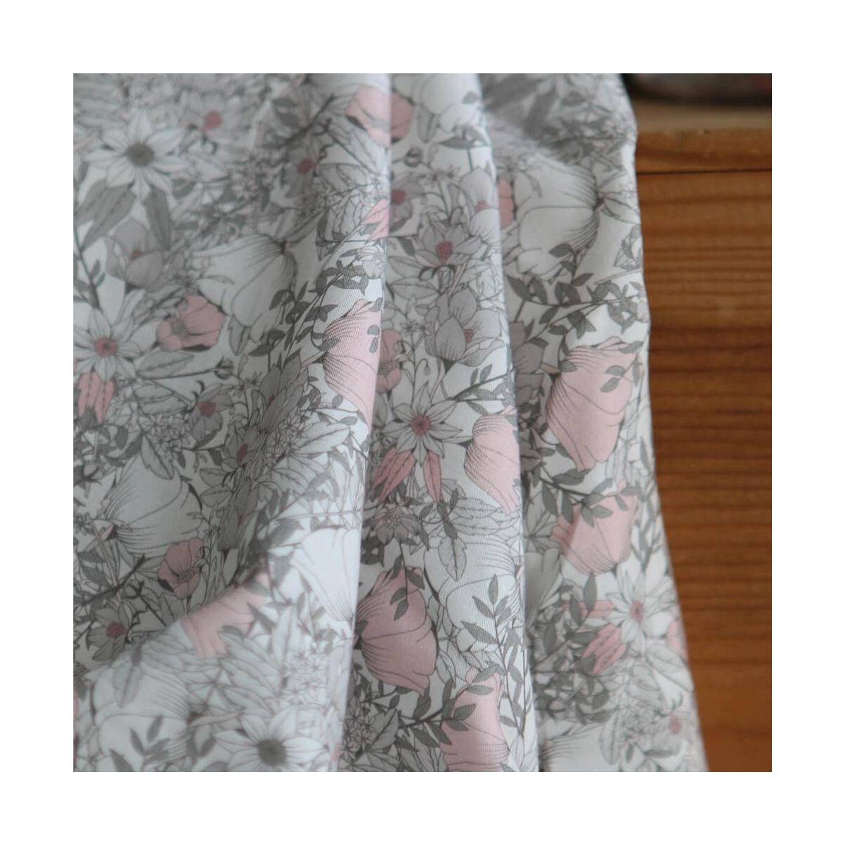 Tissu exclusif Coton lawn motif Lina gris