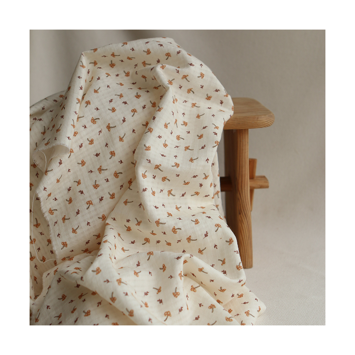 Mario - Seersucker / Coton gaufré doux fond écru champignons cuivre