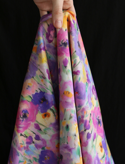 Emna - Viscose satinée imprimé fleuri parme