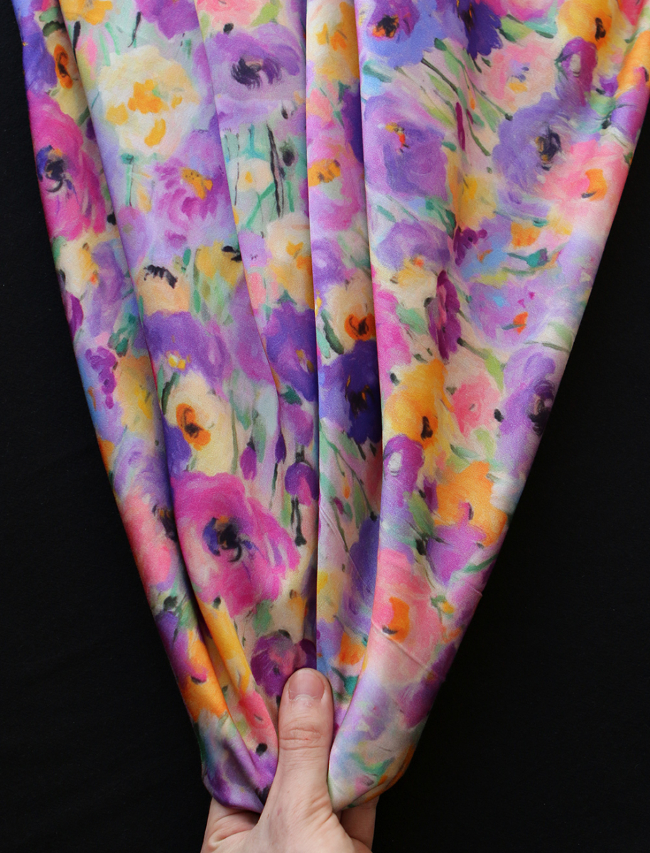 Emna - Viscose satinée imprimé fleuri parme