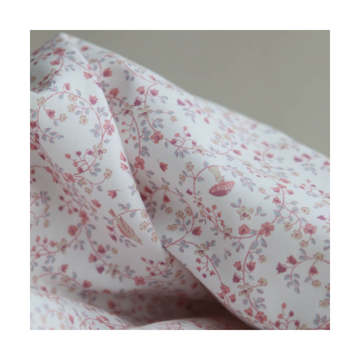Plume - Tissu sergé de coton imprimé fleuri et oiseaux rose