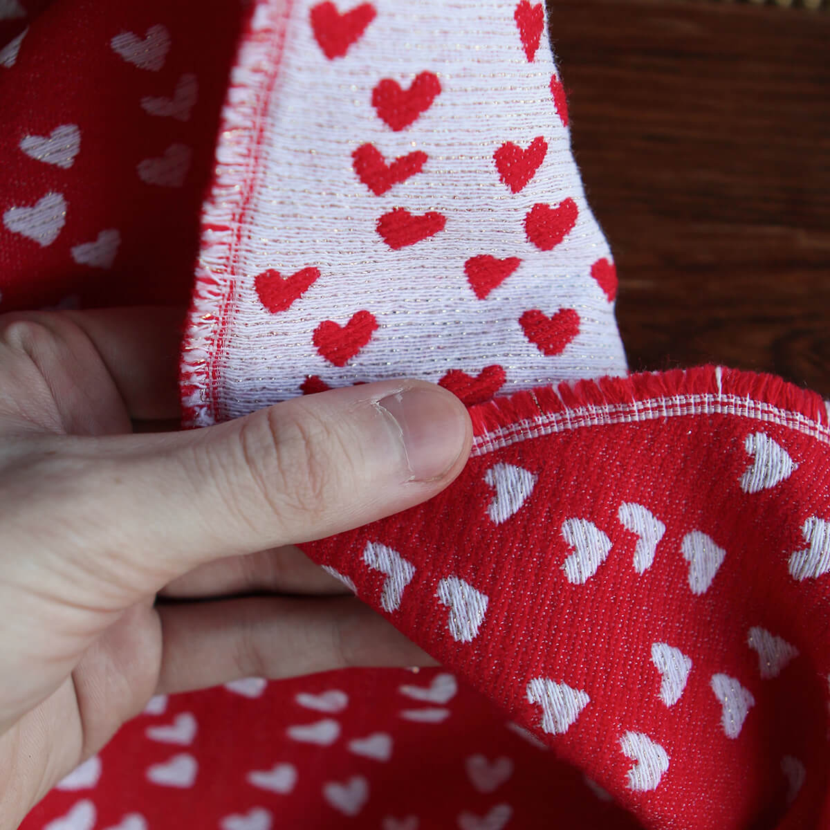 Merry - Tissu jacquard coeurs rouge et blanc / doré made in France