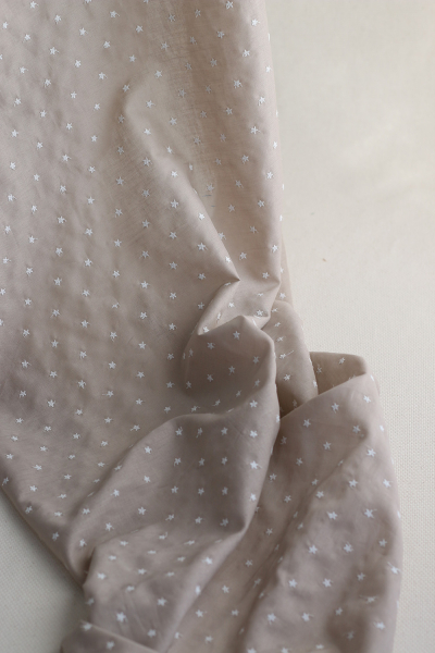 Voile de coton organique broderies étoiles fond taupe 2