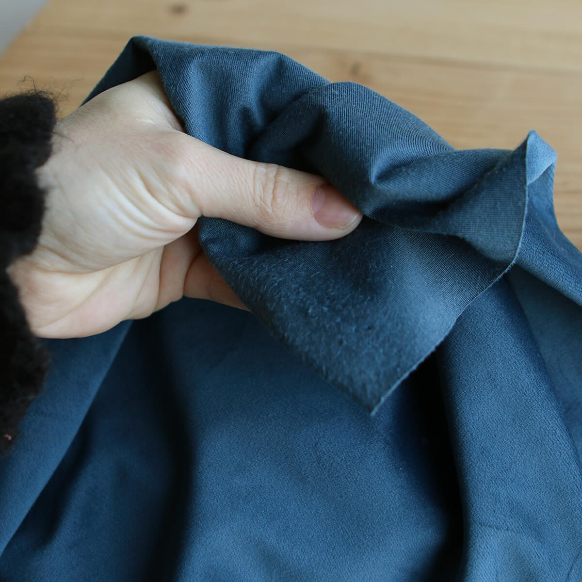 Velours ras coloris saphir